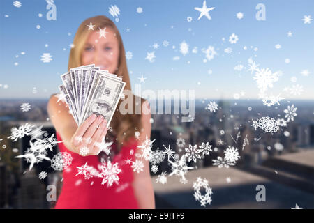 Image composite de jolie blonde montrant liasse de paiement Banque D'Images