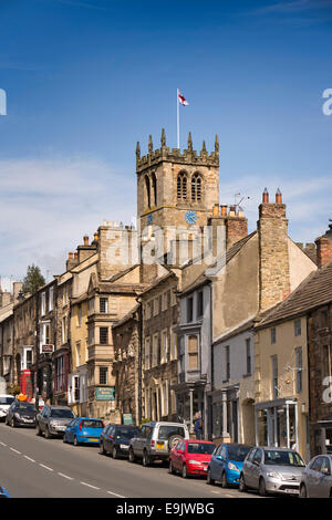 UK, County Durham, Barnard Castle, la Banque mondiale, l'église St Mary s'élever au-dessus des toits de la ville de La Tour Banque D'Images