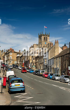 UK, County Durham, Barnard Castle, la Banque mondiale, l'église St Mary s'élever au-dessus des toits de la ville de La Tour Banque D'Images