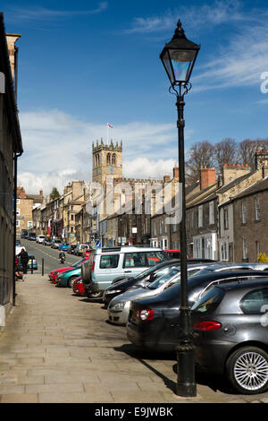 UK, County Durham, Barnard Castle, la Banque mondiale, l'église St Mary s'élever au-dessus des toits de la ville de La Tour Banque D'Images