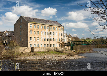 UK, County Durham, Barnard Castle, moulin et Thorngate propriétés riveraines à côté fleuve Tees passerelle Banque D'Images