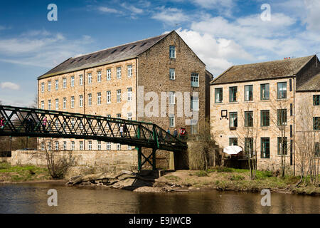 UK, County Durham, Barnard Castle, moulin Thorngate converties en appartements à côté de passerelle au-dessus de fleuve Tees Banque D'Images