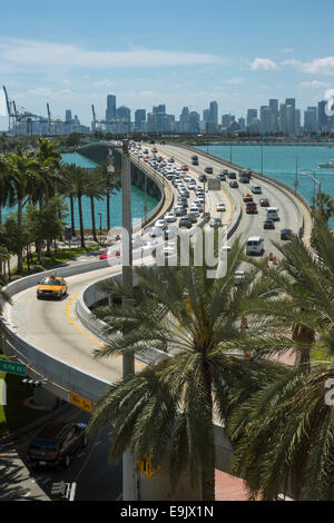 Route Macarthur Causeway PORT DE MIAMI FLORIDA USA Banque D'Images