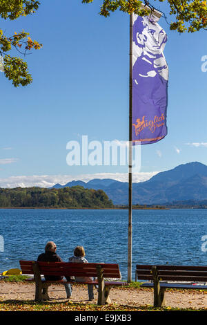 Vue sur le lac de Chiemsee au Hochgern montagne, avec le roi Louis drapeau, Stock, Péninsule de Prien Chiemsee, Allemagne Banque D'Images