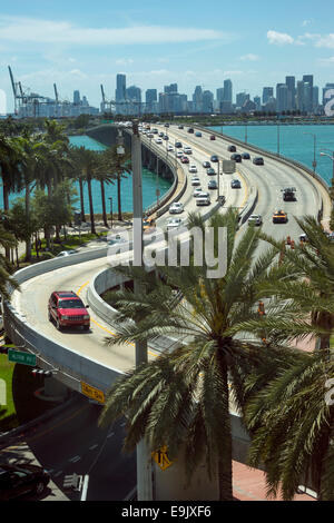 Route Macarthur Causeway PORT DE MIAMI FLORIDA USA Banque D'Images