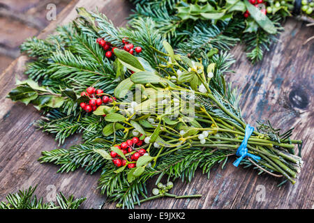 Image d'un Noël traditionnel bouquet sur une surface en bois dans un marché de Noël en plein air. Banque D'Images