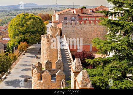 L'Espagne, de Castille-león : vue depuis une tour de la ville médiévale mur dans Ville du patrimoine mondial Ávila du Paseo del Rastro Banque D'Images