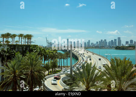 Route Macarthur Causeway PORT DE MIAMI FLORIDA USA Banque D'Images