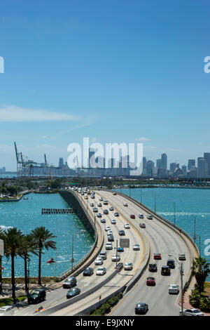 Route Macarthur Causeway PORT DE MIAMI FLORIDA USA Banque D'Images