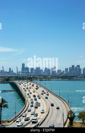 Route Macarthur Causeway PORT DE MIAMI FLORIDA USA Banque D'Images