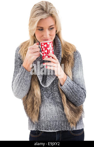 Woman in winter clothes holding un mug Banque D'Images