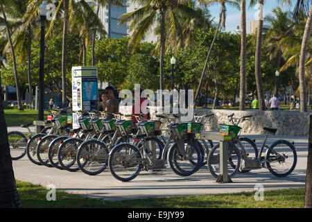 STATION DE LOCATION DECOBIKE LUMMUS PARK SOUTH BEACH MIAMI BEACH FLORIDE USA Banque D'Images