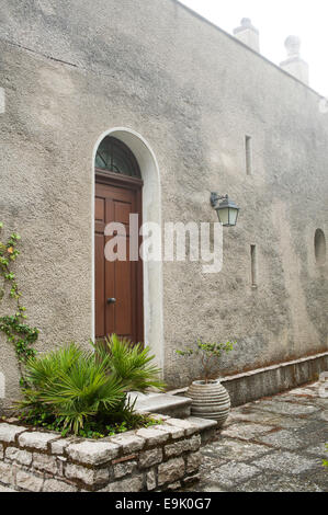 Entrée de maison ancienne dans Erice, Sicile Banque D'Images