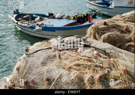 Pile de filets de pêche sur le port Banque D'Images