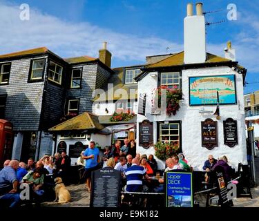 Le sloop Inn pub traditionnel 14e siècle avec les visiteurs assis dehors sur un jour ensoleillé chaud St Ives Cornwall England uk Banque D'Images