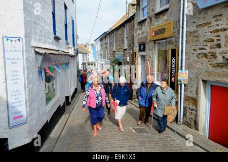 Les touristes et les visiteurs de marcher vers le bas, rue Fore St Ives Cornwall England uk Banque D'Images