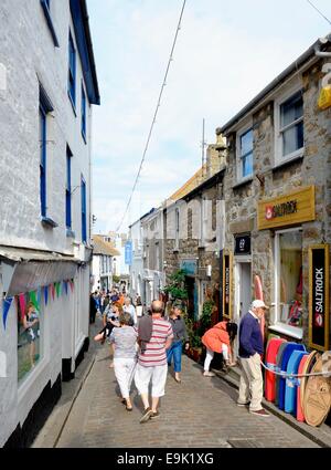 Les touristes et les visiteurs de marcher vers le bas, rue Fore St Ives Cornwall England uk Banque D'Images