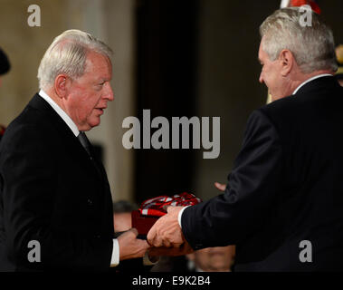 Prague, République tchèque. 28 Oct, 2014. Le Président tchèque Milos Zeman (droite) a conféré l'Ordre du Lion Blanc, la plus haute récompense de l'État tchèque, sur l'ancien chancelier autrichien Franz Vranitzky lors d'une cérémonie au Château de Prague aujourd'hui, le Mardi, Octobre 28, 2014. Vranitzky ont été décoré pour sa contribution exceptionnelle au profit de la République tchèque. Photo : CTK/Alamy Live News Banque D'Images