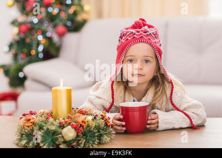 Cute little girl holding mug à Noël Banque D'Images