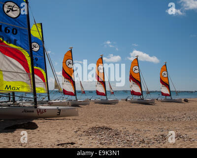 Petite catermarans avec voiles posées sur la plage plage des dames, Noirmoutier-en-l'Île, noirmoutier Banque D'Images