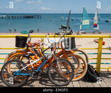 La plage des dames à Noirmoutier-en-l'Île noirmoutier par un beau jour d'été ensoleillé avec des vélos à l'avant-plan Banque D'Images