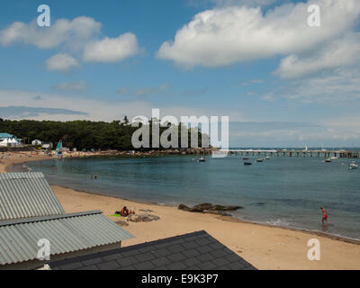 Des cabines de plage et la plage sous le ciel bleu et le soleil de l'été de Noirmoutier-en-l'Île Banque D'Images