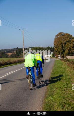 Les membres du club local du vélo le long de la route principale de la Chez à Epernay en Côtes-d'armor Banque D'Images