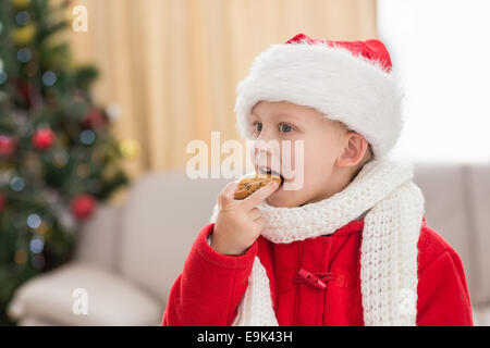 Petit garçon de fête de manger un cookie Banque D'Images