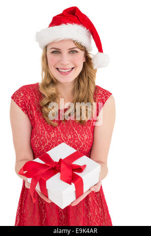 Smiling woman in red dress offrant des présents Banque D'Images