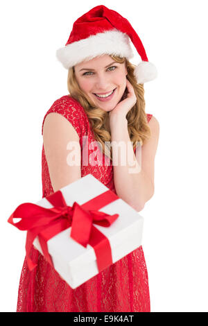 Cute femme en robe rouge cadeau offrant Banque D'Images