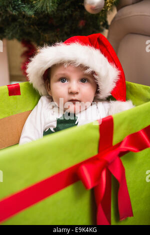 Cute baby boy en grand cadeau de Noël Banque D'Images