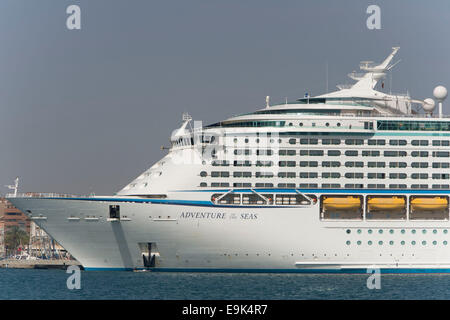 Royal Caribbean's aventurier de la mer Bateau de croisière au port de croisière de Carthagène en Espagne. Banque D'Images