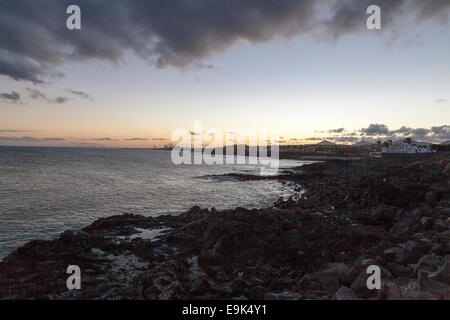 Une baie à Lanzarote au coucher du soleil Banque D'Images