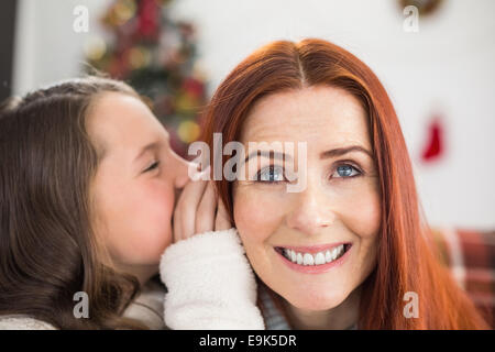 Dit sa mère fille un secret de Noël Banque D'Images