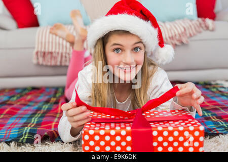 Petite fille de fête, un cadeau d'ouverture Banque D'Images