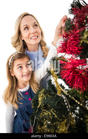 Mère et fille de fête decorating Christmas Tree Banque D'Images