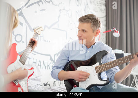 Père et fille jouer la guitare électrique à la maison Banque D'Images