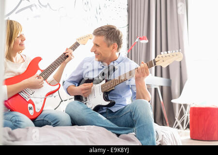 Heureux père et fille jouer la guitare à la maison Banque D'Images