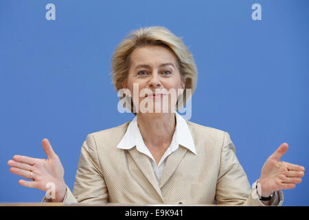 Berlin, Allemagne. 29 Oct, 2014. Maison de la conférence de presse avec le Ministre allemand de la défense, Ursula von der Leyen, sur le thème "attractivité offensive des forces armées fédérales allemandes - la loi pour l'augmentation de l'attractivité du service dans l'Armée Fédérale Allemande" à la maison de la conférence de presse du 29 octobre 2014, à Berlin, Allemagne. / Photo : Ursula von der Leyen (CDU), le ministre allemand de la Défense. Credit : Reynaldo Chaib Paganelli/Alamy Live News Banque D'Images