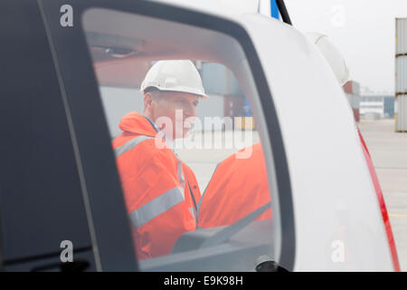 En voiture à côté de la conversation des ingénieurs de cour d'expédition Banque D'Images