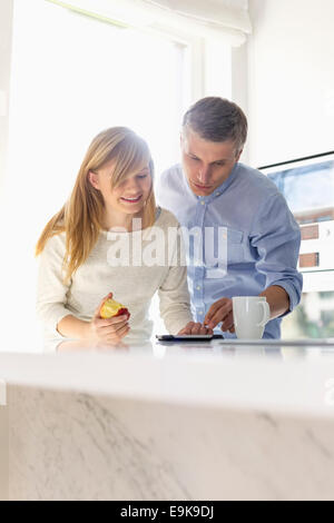 Père et fille à l'aide de tablet PC at home Banque D'Images