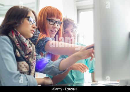 Des collègues discuter sur ordinateur dans creative office Banque D'Images