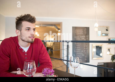 L'homme réfléchi à la suite in cafe Banque D'Images