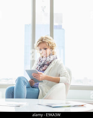 Beautiful businesswoman using tablet PC au creative office lobby Banque D'Images