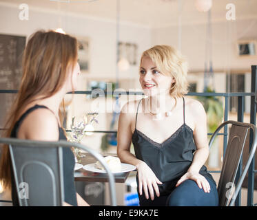 Les jeunes filles des amis au restaurant loisirs Banque D'Images