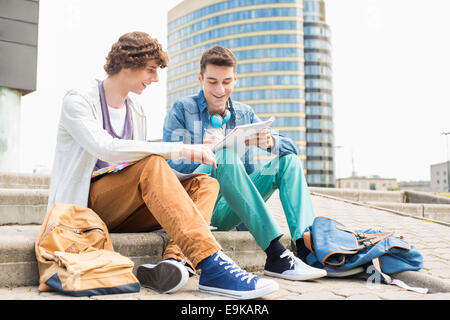 Toute la longueur du jeune homme college les étudiants qui participent à des mesures contre la construction Banque D'Images