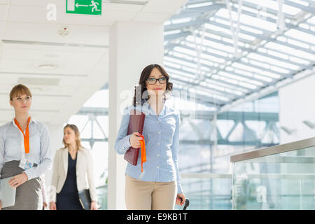 Smiling businesswomen avec assurance et à l'aéroport à pied de fichier Banque D'Images