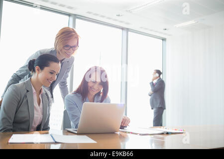 Businesswomen using laptop in office Banque D'Images