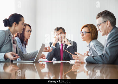 Businesspeople arguing in meeting Banque D'Images