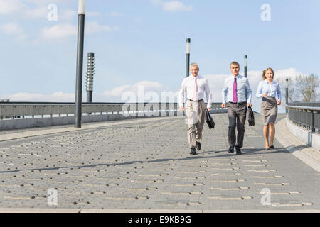 Vue arrière de businesspeople walking on bridge Banque D'Images